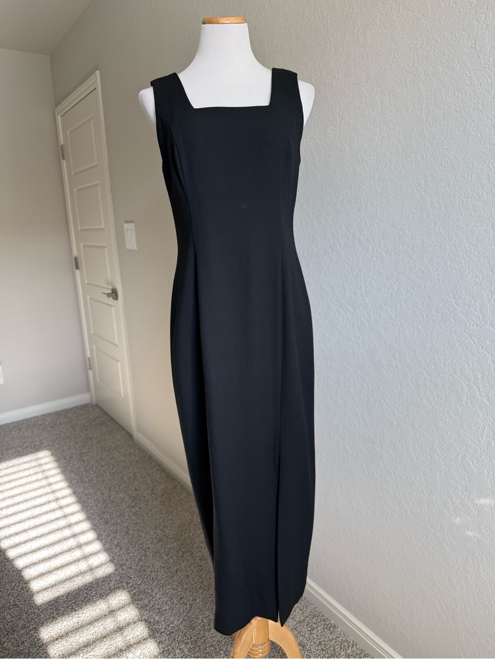 Elegant Black Draped-Back Cocktail Dress - Picture 2 of 9